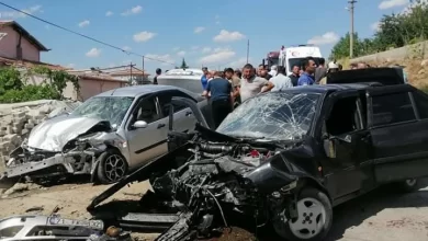 Photo of iki otomobil kafa kafaya çarpıştı