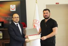 Photo of Başhekim Hakan Varol’dan Başarılı Personelle Teşekkür Belgesi Verildi
